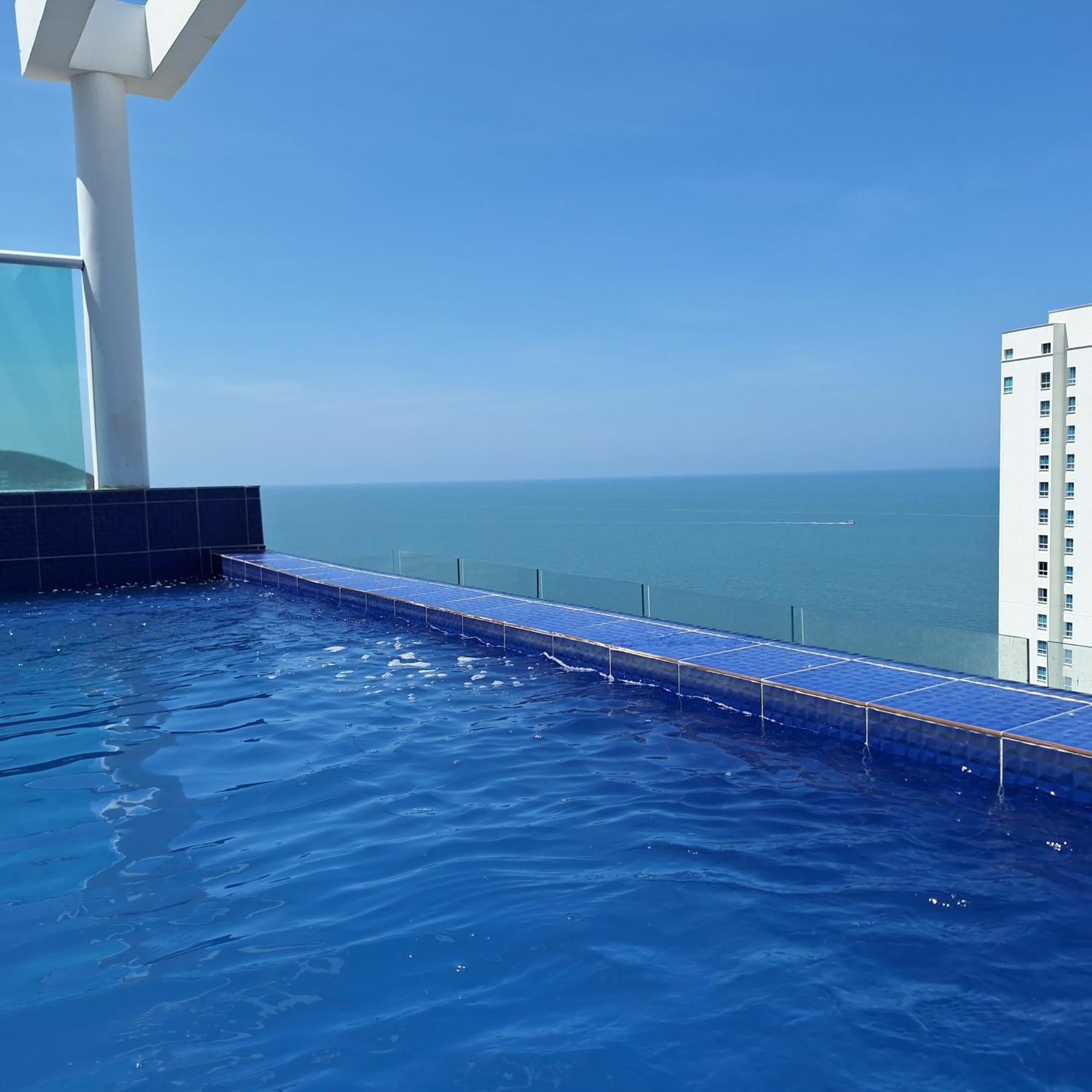 12 Vista Al Mar, Playa Rodadero, Apartamento *